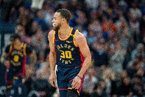 恐怖如斯库里生涯第6次半场命中8+三分 上一次是在2024年2月